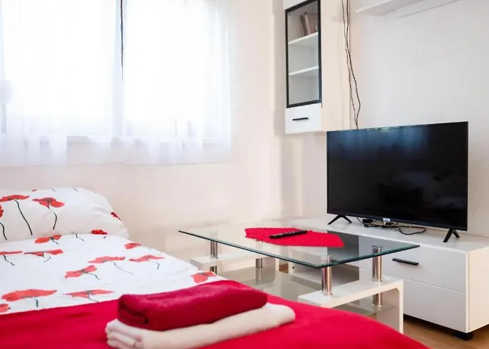 דירה One Bedroom With Terrace A1 שיבניק